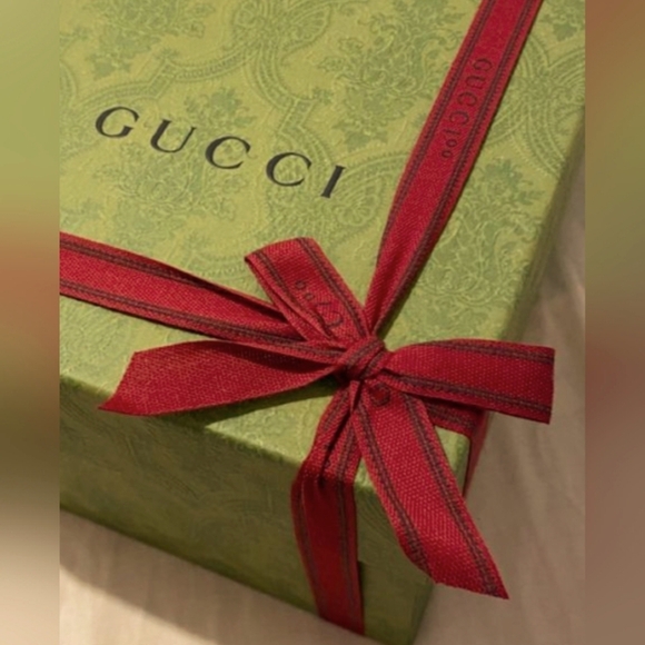 Gucci 85" Scarlet with Evergreen Logo Brand Ribbon - Picture 1 of 3